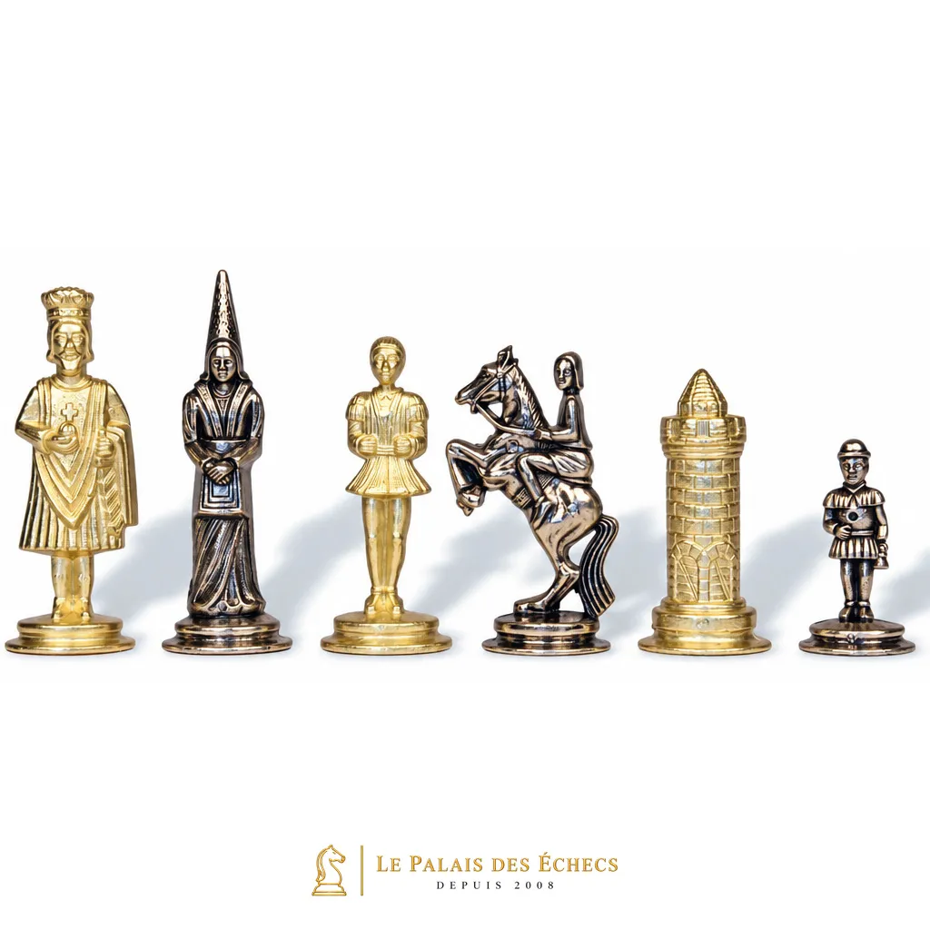 Pion et cavalier dorés du jeu Camelot Roi Arthur VI présentés isolément