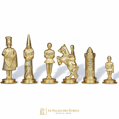 Pièces d'échecs Camelot dorées, soldat et cavalier avec cavalière détaillés