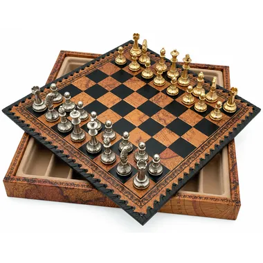 Ensemble complet avec échiquier en coffret et pièces plaquées or et argent