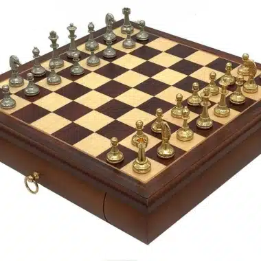 Ensemble Mignon Flower VII Echiquier en Bois d'Erable et Acajou avec Rangement et Jeu d'Echecs Métal Plaqué Or et Argent