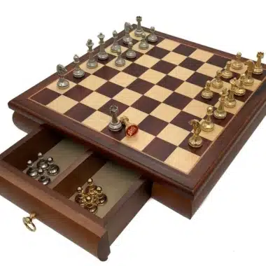Alternative view of Ensemble Mignon Flower VII Echiquier en Bois d'Erable et Acajou avec Rangement et Jeu d'Echecs Métal Plaqué Or et Argent