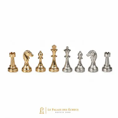 Pièces d'échecs en métal plaqué or et argent, vue d'ensemble alignée