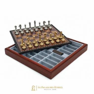 Coffret ouvert montrant l'échiquier rouge et le rangement intérieur pour les pièces