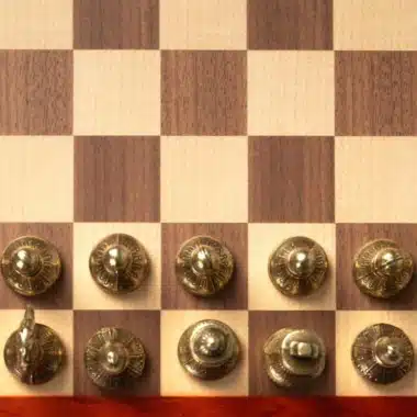 Ensemble Mignon Flower XI Echiquier avec Rangement en Bois de Noyer et Erable et Jeu d'Echecs en Métal – Image 5