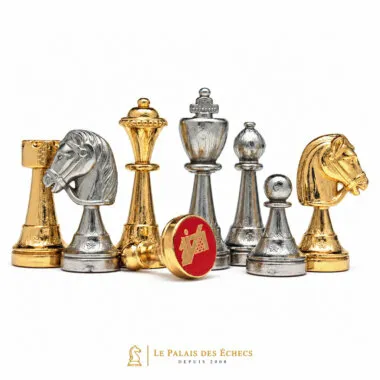 Pièces d'échecs plaquées or et argent, cavaliers et rois réunis