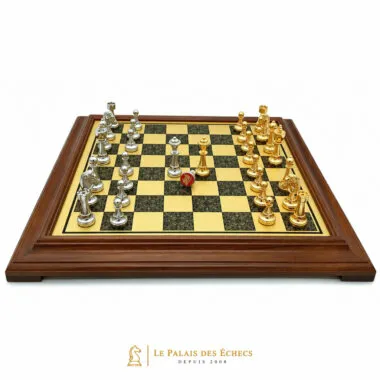 Position de partie avec pièces dorées et argentées sur échiquier en bois