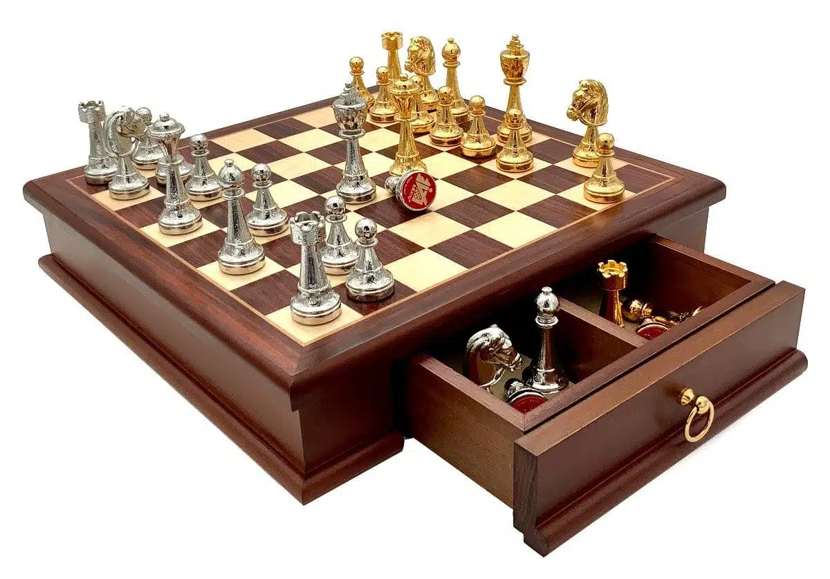 Ensemble Classic Flower 3 Echiquier avec Tiroir de Rangement en Bois et Jeu d'Echecs en Métal Plaqué Or et Argent – Image 2