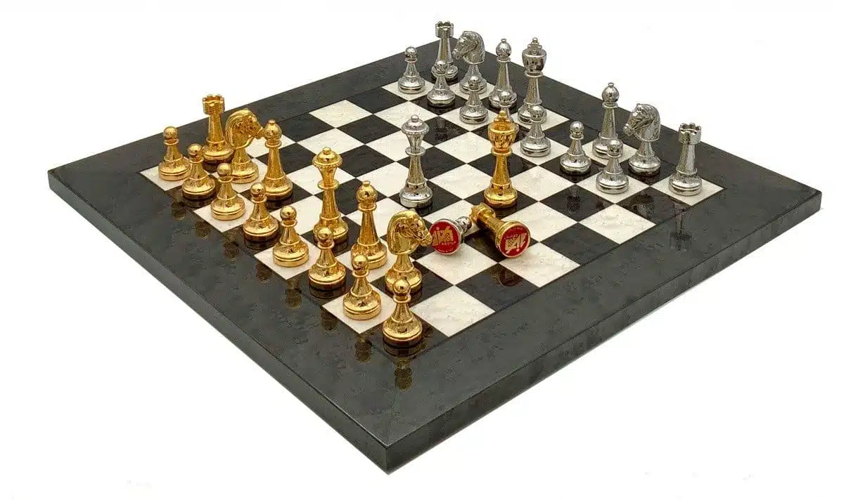 Ensemble Classic Flower 4 Echiquier en Bois d'Erable et de Bruyère et Jeu d'Echecs en Métal Plaqué Or et Argent – Image 2