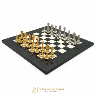 Ensemble Classic Flower 4 : pièces plaquées or et argent sur échiquier en érable