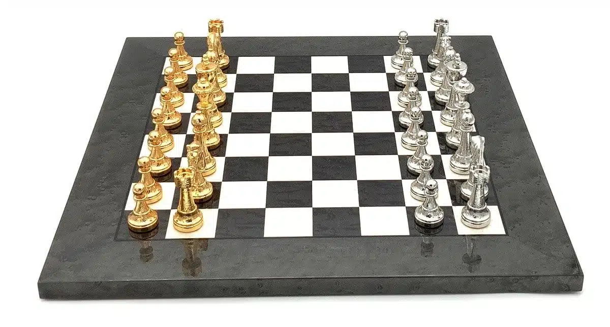 Ensemble Classic Flower 4 Echiquier en Bois d'Erable et de Bruyère et Jeu d'Echecs en Métal Plaqué Or et Argent – Image 3