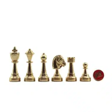 Pièces d'échecs Classic Flower 8 en finition dorée uniforme, alignées sur fond blanc