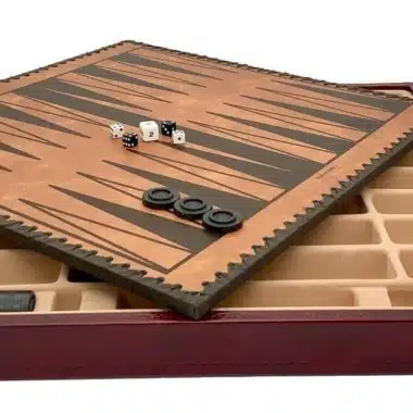 Coffret ouvert dévoilant le plateau de backgammon en similicuir avec dés et pions