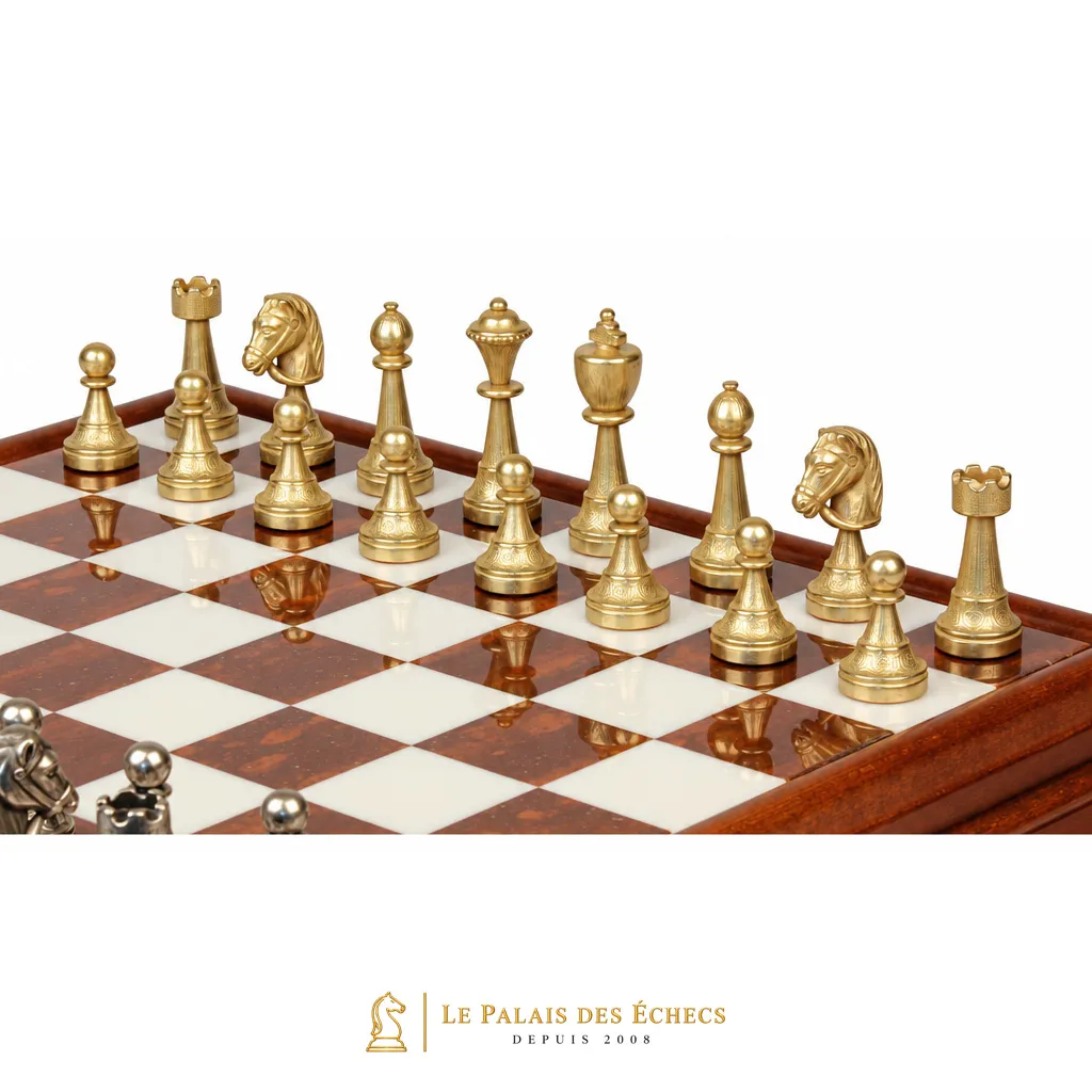 Gros plan sur les pièces dorées du jeu d'échecs Staunton Mix IV sur le plateau en marbre