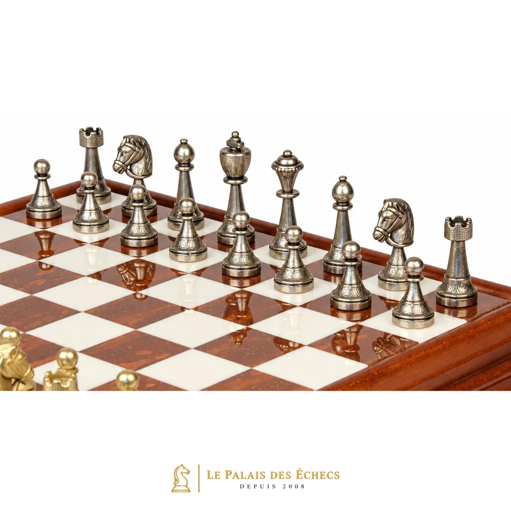 Gros plan sur les pièces argentées du jeu d'échecs Staunton Mix IV sur le plateau en marbre