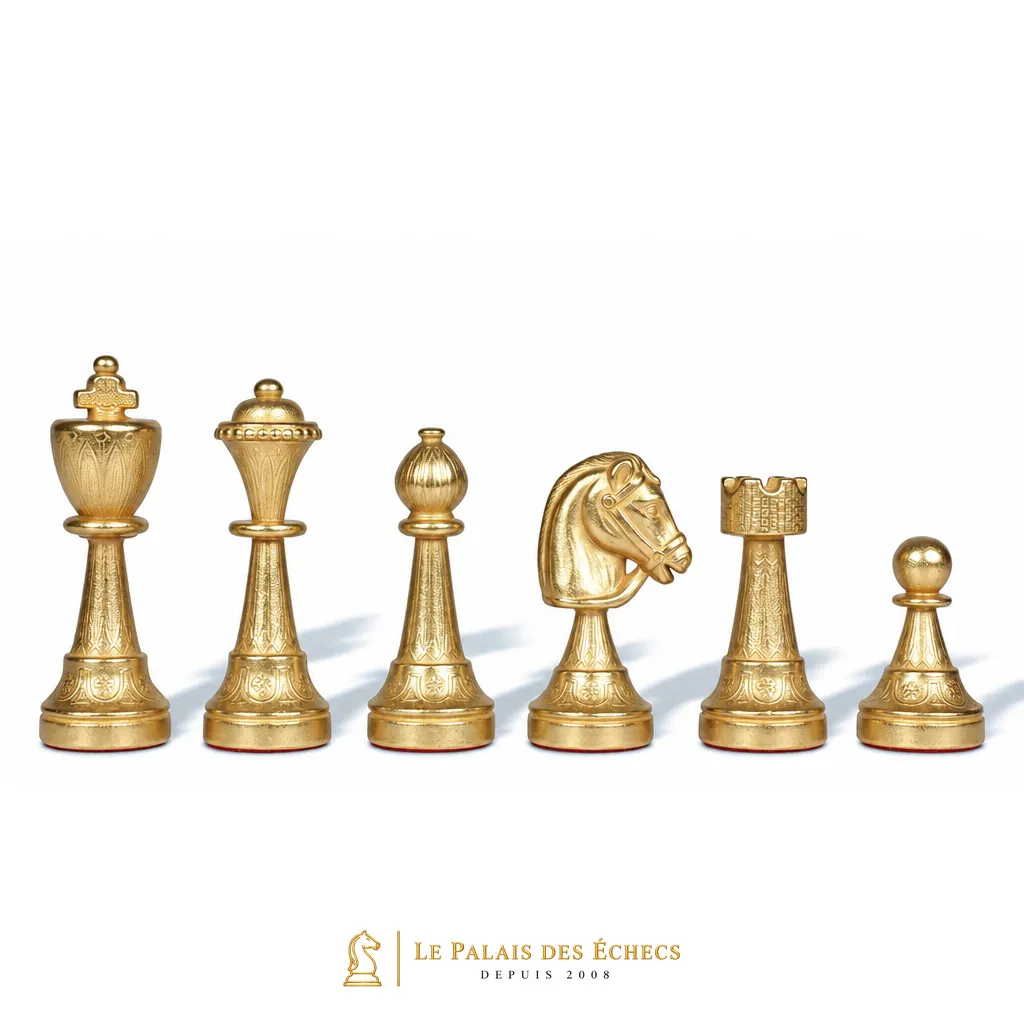 Pièces d'échecs en métal doré, détail dame, fou, cavalier et tour