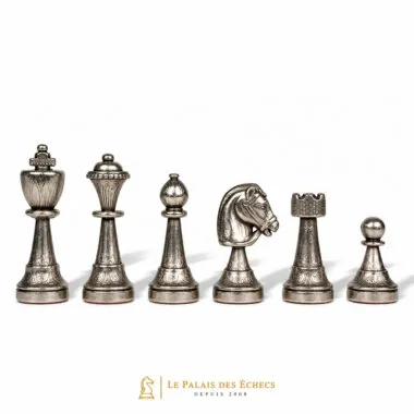 Pièces d'échecs en métal argenté, détail dame, fou, cavalier et tour