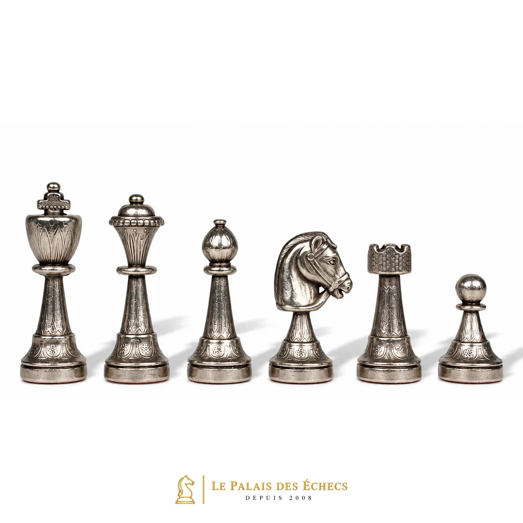 Pièces d'échecs en métal argenté, détail dame, fou, cavalier et tour