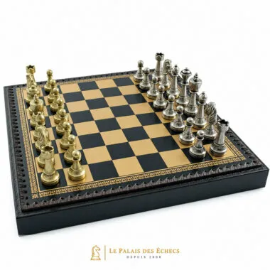 Échiquier en similicuir vu de biais avec pièces dorées et argentées en position de jeu