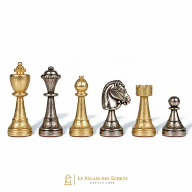 Pièces d'échecs en métal doré et argenté, détail cavalier et tour