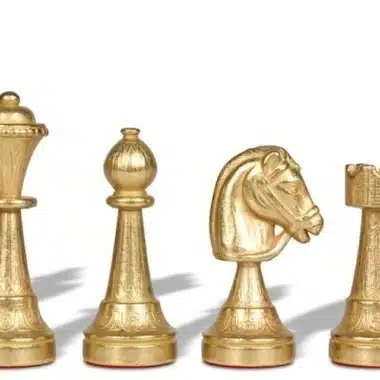 Pièces d'échecs dorées Staunton, roi, dame, cavalier et tour alignés