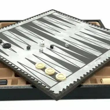 Plateau de backgammon en similicuir gris et noir avec jetons et dés en jeu