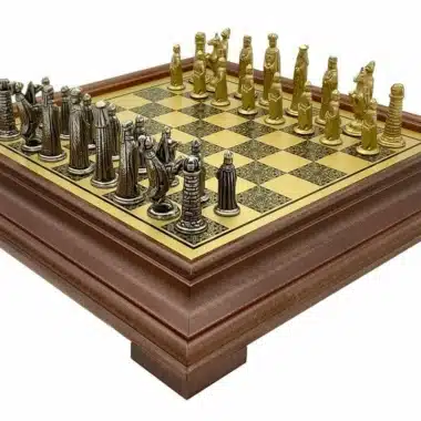 Ensemble Médieval VI Echiquier sur Pied en Bois et Pièces d'Echecs en Métal