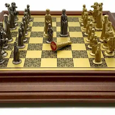 Alternative view of Ensemble Médieval VI Echiquier sur Pied en Bois et Pièces d'Echecs en Métal