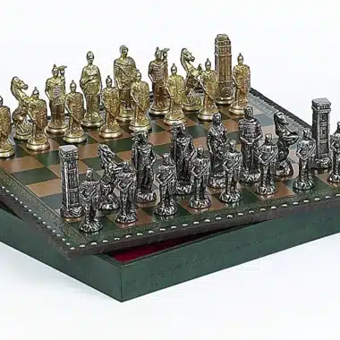 Alternative view of Ensemble Romains vs Barbares : Echiquier en Similicuir & Jeu d'Echecs en Métal