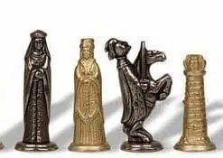 Pièces d'échecs médiévales en métal massif doré et bronzé, détail du jeu complet