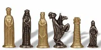 Pièces d'échecs médiévales en métal massif doré et bronzé, détail du jeu complet