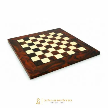 Échiquier en racine de noyer avec cases marquetées et large bordure en bois