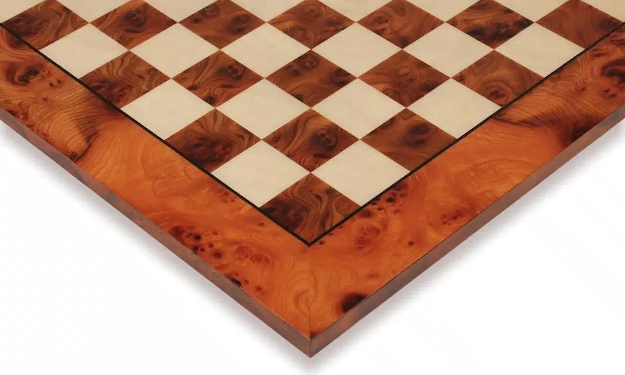 Ensemble Classic XVII Echiquier en Bois d'Orme et de Bruyère et Pièces d'Echecs en Bois de Rose Doreé – Image 8
