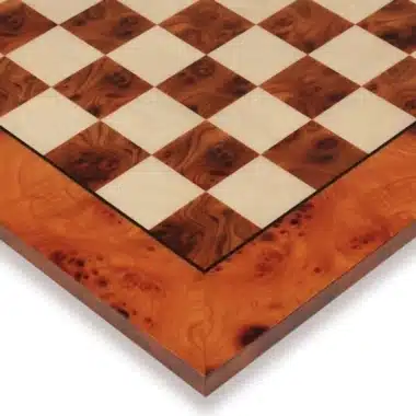 Échiquier en bois d'orme et de bruyère, détail du coin en marqueterie