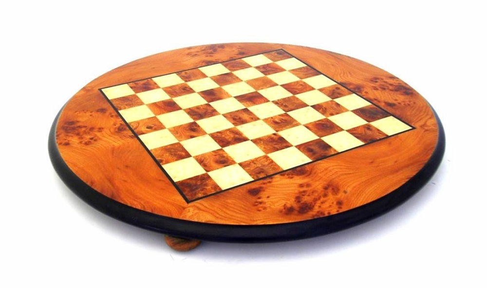 Ensemble "Stylisé" Echiquier sur Pied Rond en Bois de Bruyère et d'Orme & Jeu d'Echecs en Bois et Laiton