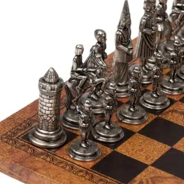 Alternative view of Ensemble Camelot Roi Arthur VII Echiquier en Similicuir & Jeu d'Echecs en Métal Massif