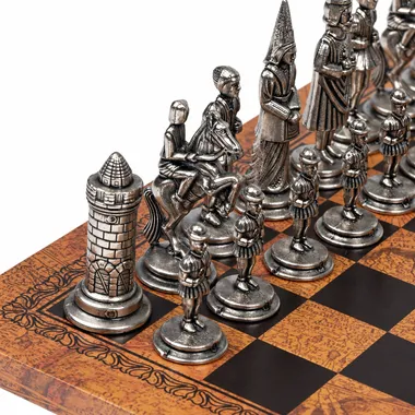 Détail des pièces argentées du jeu Camelot, cavaliers et tour sur l'échiquier en similicuir