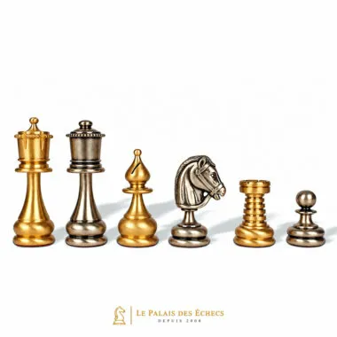 Pièces d'échecs en laiton massif, tour, fou, cavalier et pion côte à côte