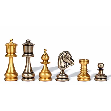 Détail des pièces d'échecs en laiton doré et argenté, roi, fou, cavalier et tour