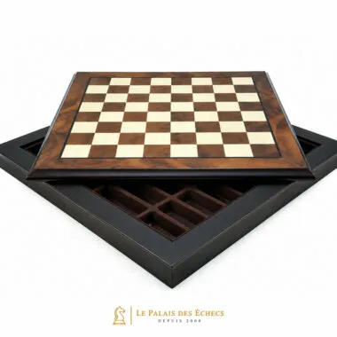 Échiquier en bois de noyer et érable ouvert montrant le coffret de rangement intégré
