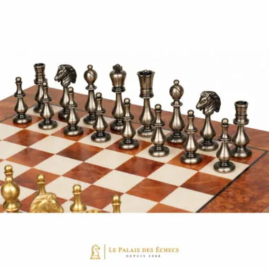Pièces d'échecs argentées en laiton face aux pièces dorées sur l'échiquier