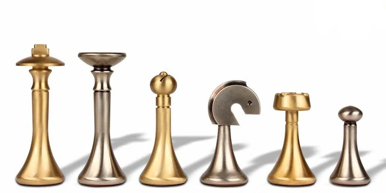 Ensemble Contemporain Gris Echiquier en Bois d'Erable & Jeu d'Echecs en Laiton Massif – Image 7