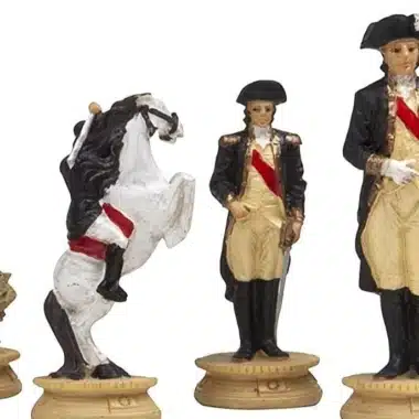 Ensemble Révolution Americaine Echiquier en Similicuir avec Compartiment de Rangement & Jeu d'Echecs en Etain – Image 3