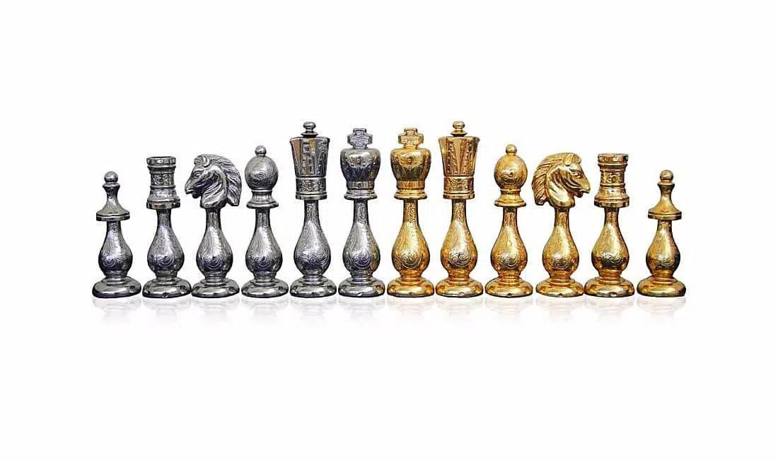 Ensemble "Arabic Style" Echiquier en Bois d'Erable et Jeu d'Echecs en Métal Plaqué Or et Argent