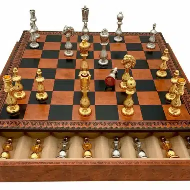 Alternative view of Ensemble Arabic Style IV Echiquier en Similicuir avec Rangement et Jeu d'Echecs en Métal Plaqué Or et Argent