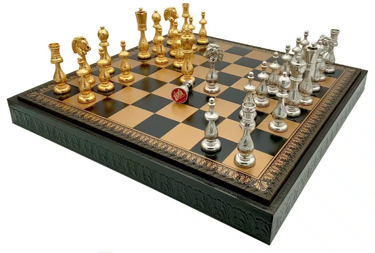 Ensemble Arabic Style V Echiquier Noir en Similicuir avec Rangement et Jeu d'Echecs en Métal Plaqué Or et Argent – Image 3