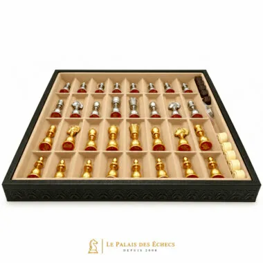 Coffret de rangement ouvert montrant les pièces dorées et argentées logées