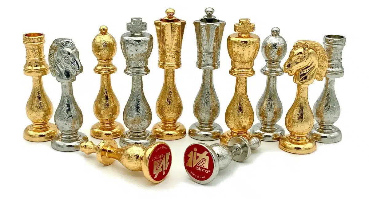 Ensemble Arabic Style VII Echiquier en Aluminium et Cuir Véritable et Pièces d'Echecs en Métal Plaqué Or/Argent – Image 3