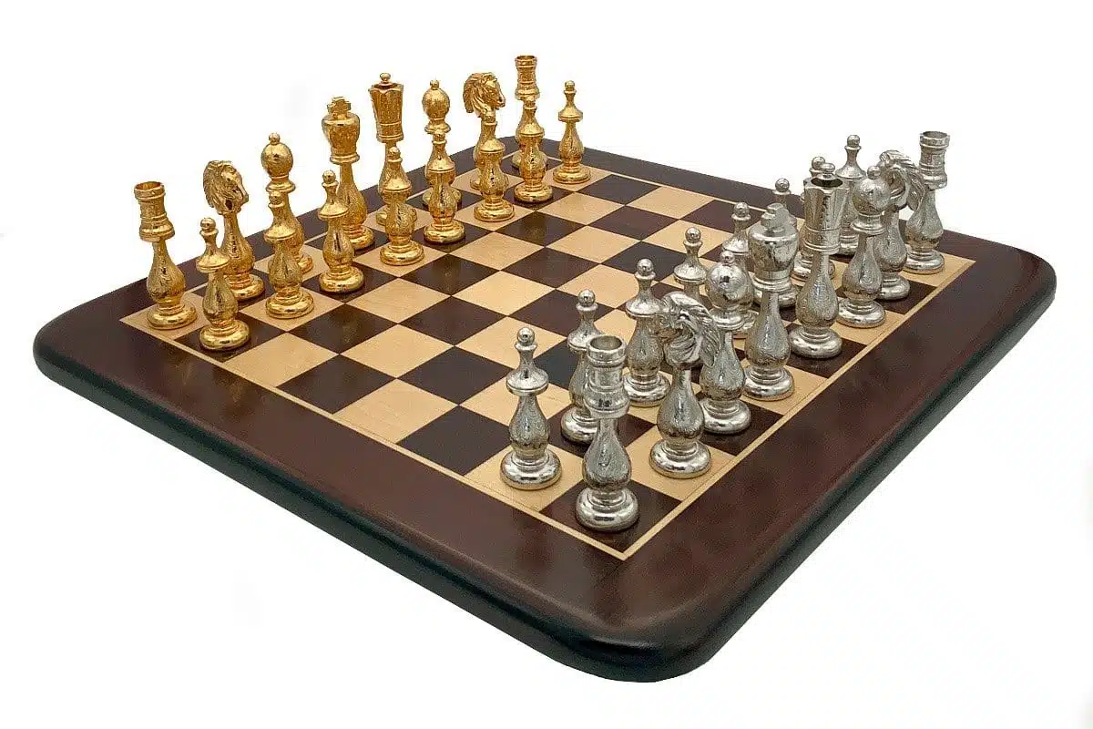 Ensemble Arabic Style VI Echiquier en Bois de Rose et d'Erable et Jeu d'Echecs en Métal Plaqué Or et Argent