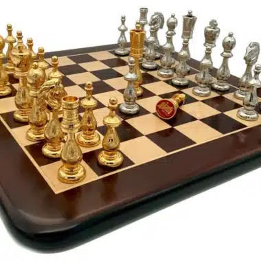 Alternative view of Ensemble Arabic Style VI Echiquier en Bois de Rose et d'Erable et Jeu d'Echecs en Métal Plaqué Or et Argent