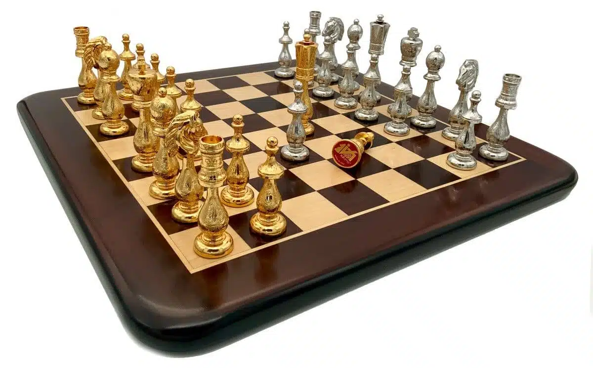 Ensemble Arabic Style VI Echiquier en Bois de Rose et d'Erable et Jeu d'Echecs en Métal Plaqué Or et Argent – Image 2